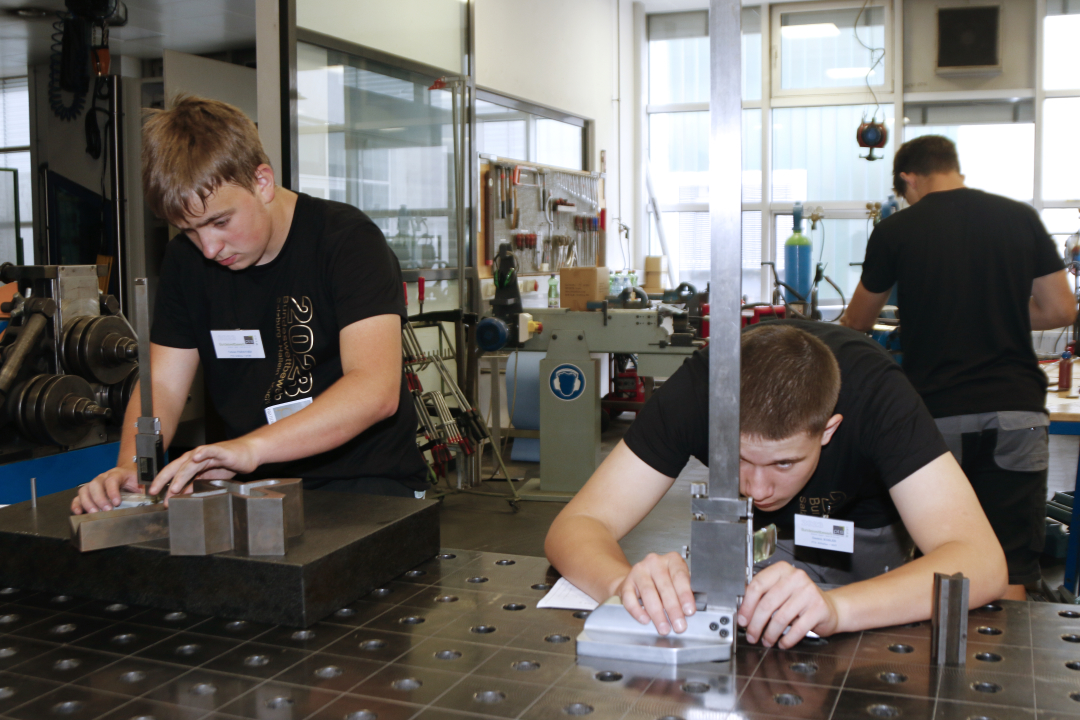 Teilnehmer bearbeiten ihre Werkstücke im Rahmen des PTS-Bundeswettbewerbs 2023 im Fachbereich Metall (Foto: Werner Lainer)