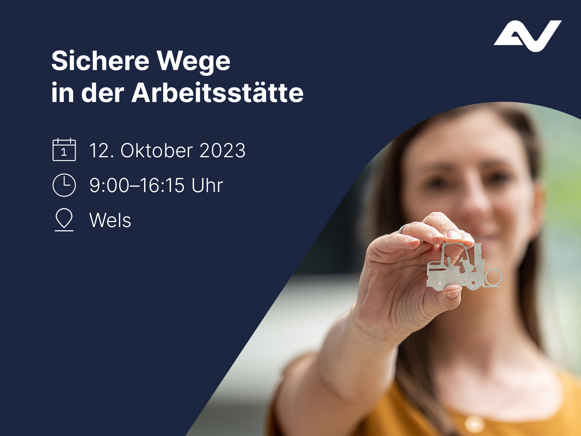 AUVA-Veranstaltungsankündigung "Sichere Wege in der Arbeitsstätte! am 12.10.2023 in Wels. Frau hält 2D-Modell eines Gabelstaplers aus Metall in Richtung Kamera.