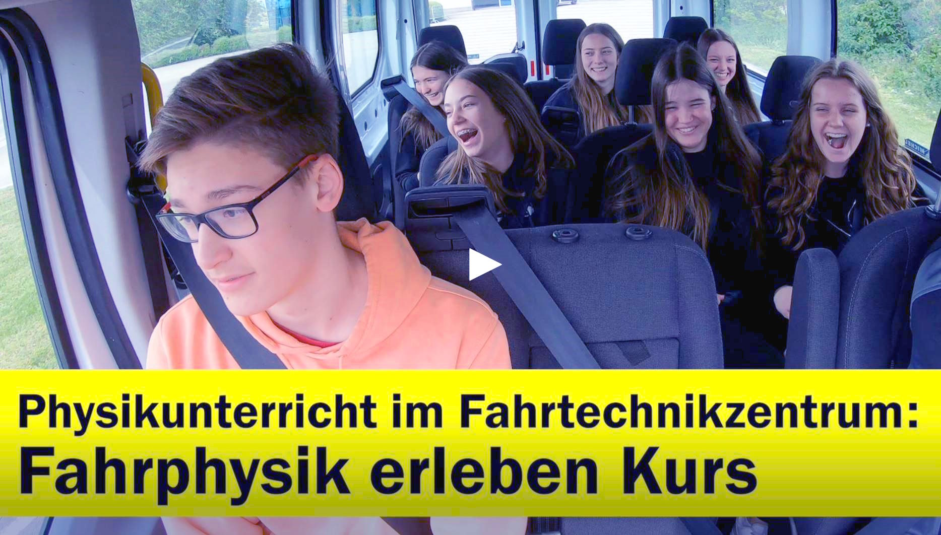 Standbild zum Video: 7 Jugendliche im Kleinbus, darunter Text "Physikunterricht im Fahrtechnikzentrum: Fahrphysik erleben Kurs"