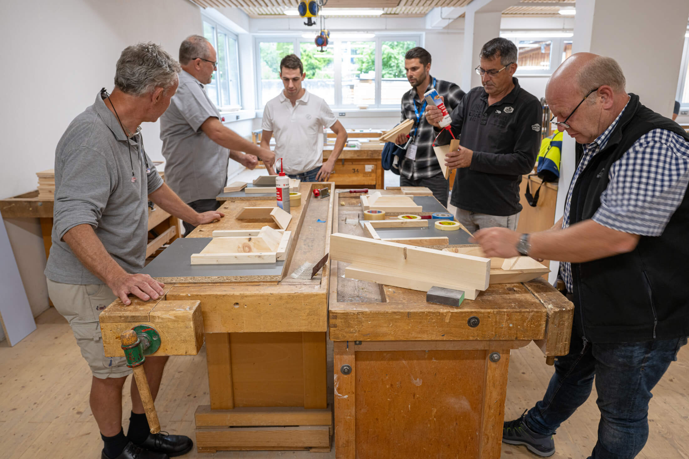 Teilnehmer des AUVA-Fachseminars "Sichere Holzbearbeitung" bei praktischen Übungen