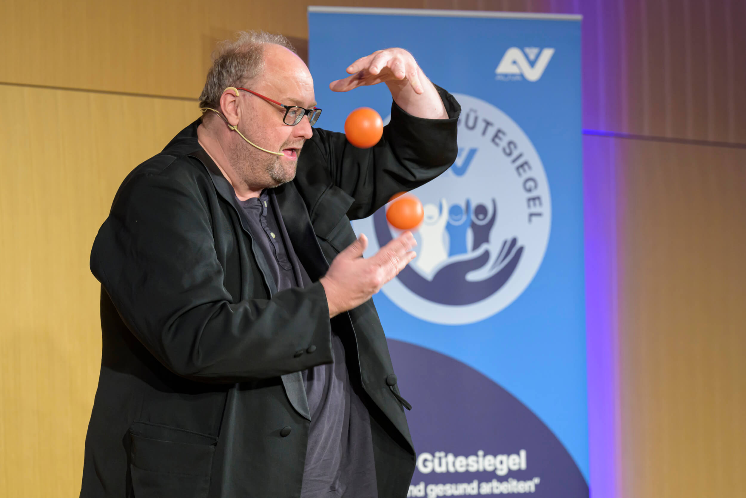 AUVA-Gütesiegel-Verleihung 2023: Kabarettist Günther Lainer beim Jonglieren